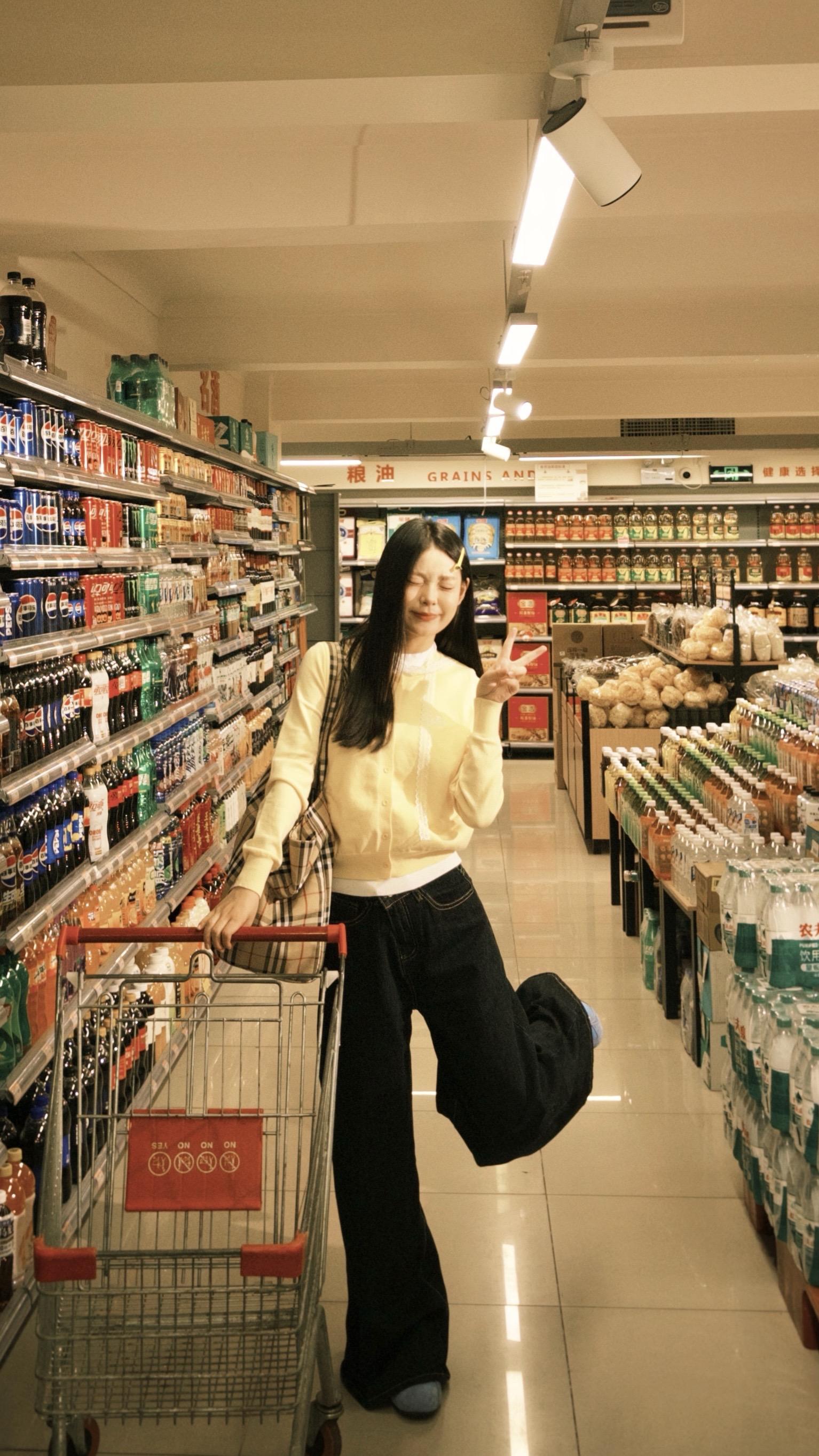 会在一些时刻觉得这个世界真的特别特别好 也特别特别感恩自己拥有的一切 被爱和去爱都很好 重要的就是不要去比较 多去看到自己拥有的 学会珍惜 我觉得也挺好的 人不一定是得出类拔萃才会幸福 更重要的是要拥有感知幸福的能力 #ootd穿搭 #超市拍照 #拍照姿势 #超市拍照姿势 #今天穿insliisa