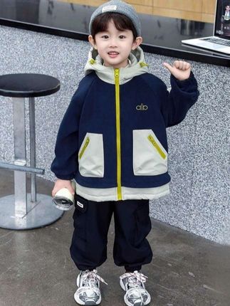 今天来给儿子穿一件新衣服,奥特曼图案的连帽外套,加绒加厚的,很适合秋冬穿。#加绒保暖 #潮童穿搭 #保暖又好看 #高品质童装 #帅帅的小男孩
