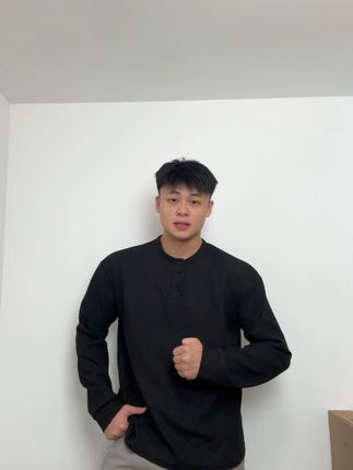 回复 @多喝椰子水的评论 身材不好就没救了!?这件亨利衫带你破局!!穿上显壮显肩宽,松弛氛围感满满!华夫格面料质感满满,特别贵气!#男生穿搭 #谁穿谁帅 #型男穿搭