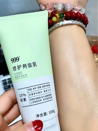 #护肤好物 换季皮肤容易干燥起皮的姐妹们,快来试试这个便宜又好用的老国货!999修护身体乳 可以强韧肌肤屏障,质地清爽不油腻,抹完皮肤水润又滑嫩,还有淡淡的橙花香。秋冬皮肤干燥的姐妹真的可以试试它!#999身体乳#999PYP身体乳#身体乳#强烈推荐