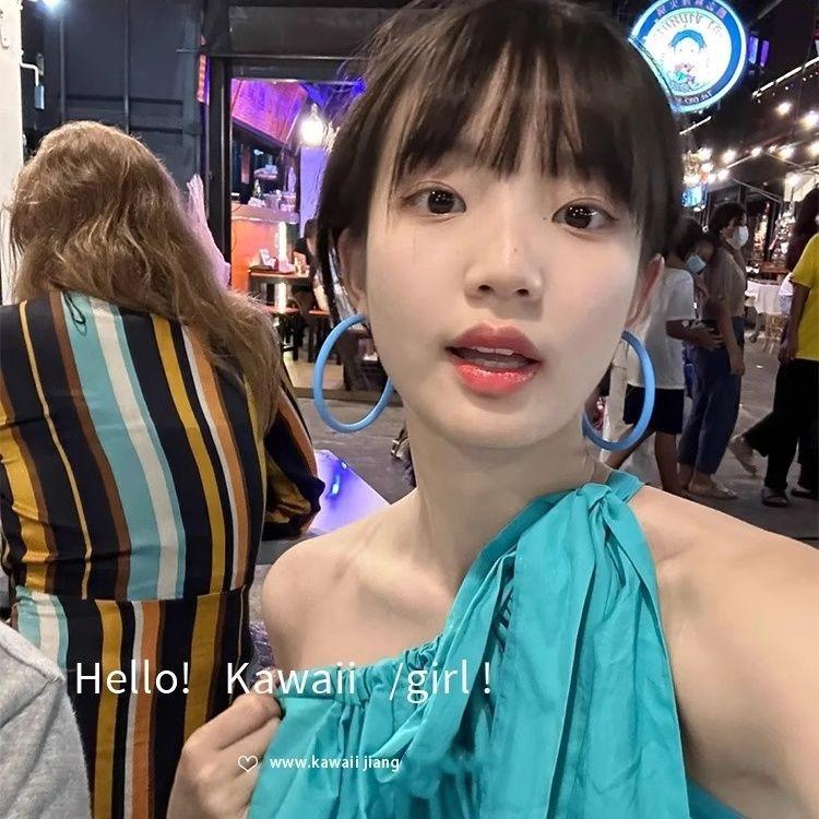 显白气质糖果色湖蓝大圈圈#辣妹穿搭 #甜美女神 #女生拍照姿势 #质感穿搭 #俏皮可爱