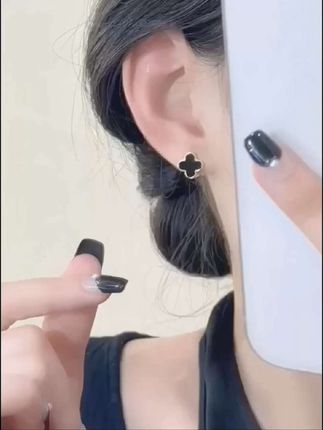 这个耳扣真的谁戴谁好看,叶子造型非常别致,而且它的颜色是那种很高级的黑色,人见人夸的四叶草好扣,一下子促进我的心窝,简约而不简单,少儿百搭还不易挂款,真的超温柔,气质感直接扒满。#耳饰#超便宜超划算 #时尚百搭#精致优雅