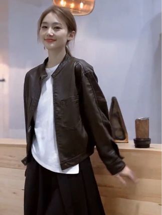 这件皮衣我真的夸累了,穿上它秒变韩剧女主角,超级显瘦又百搭,不管是搭配牛仔裤、半身裙还是短裤都超好看!它的版型很正,上身效果绝了,而且超级显气质,不管你是逛街、聚会还是出差旅行,穿出去都很有面子,喜欢的朋友千万不要错过,赶紧点击下方链接购买吧!#小香风夹克外套 #女士短款外套 #洋气外套#百搭外套女