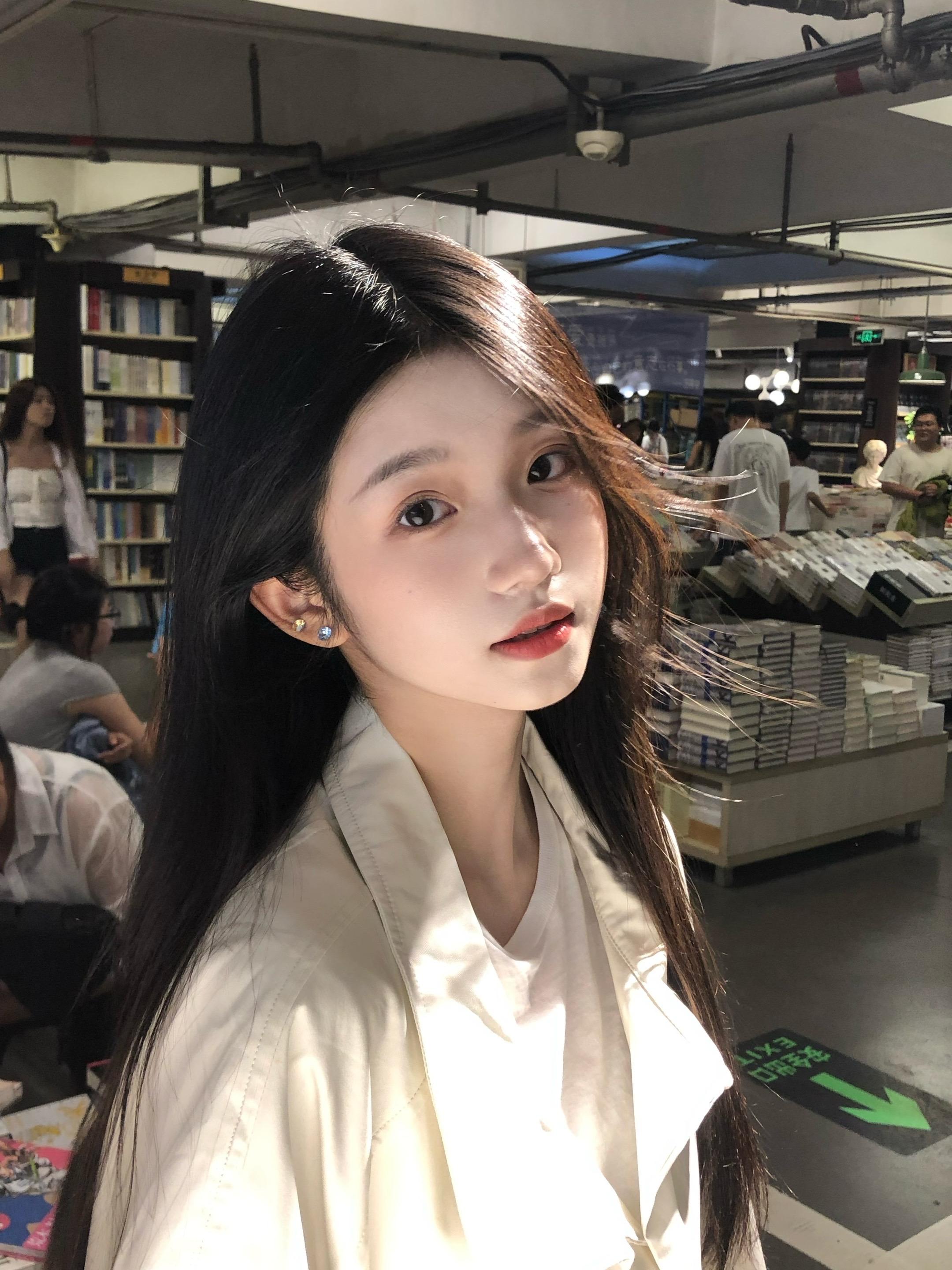 你说长痛不如短痛 我说短痛如鲠在喉 长痛细水流长 #先锋书店 #白月光 #疼痛文学