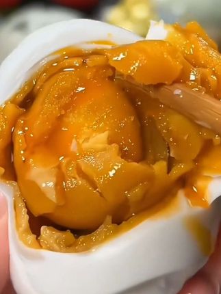 快快快,快来一起薅这个,因为它真的是太香了!蛋黄翻沙,而且个个都流油,不管是配稀饭还是就馒头吃都很合适,没尝过的一定要试试看。#太好吃了 #爱生活爱美食#流油咸鸭蛋