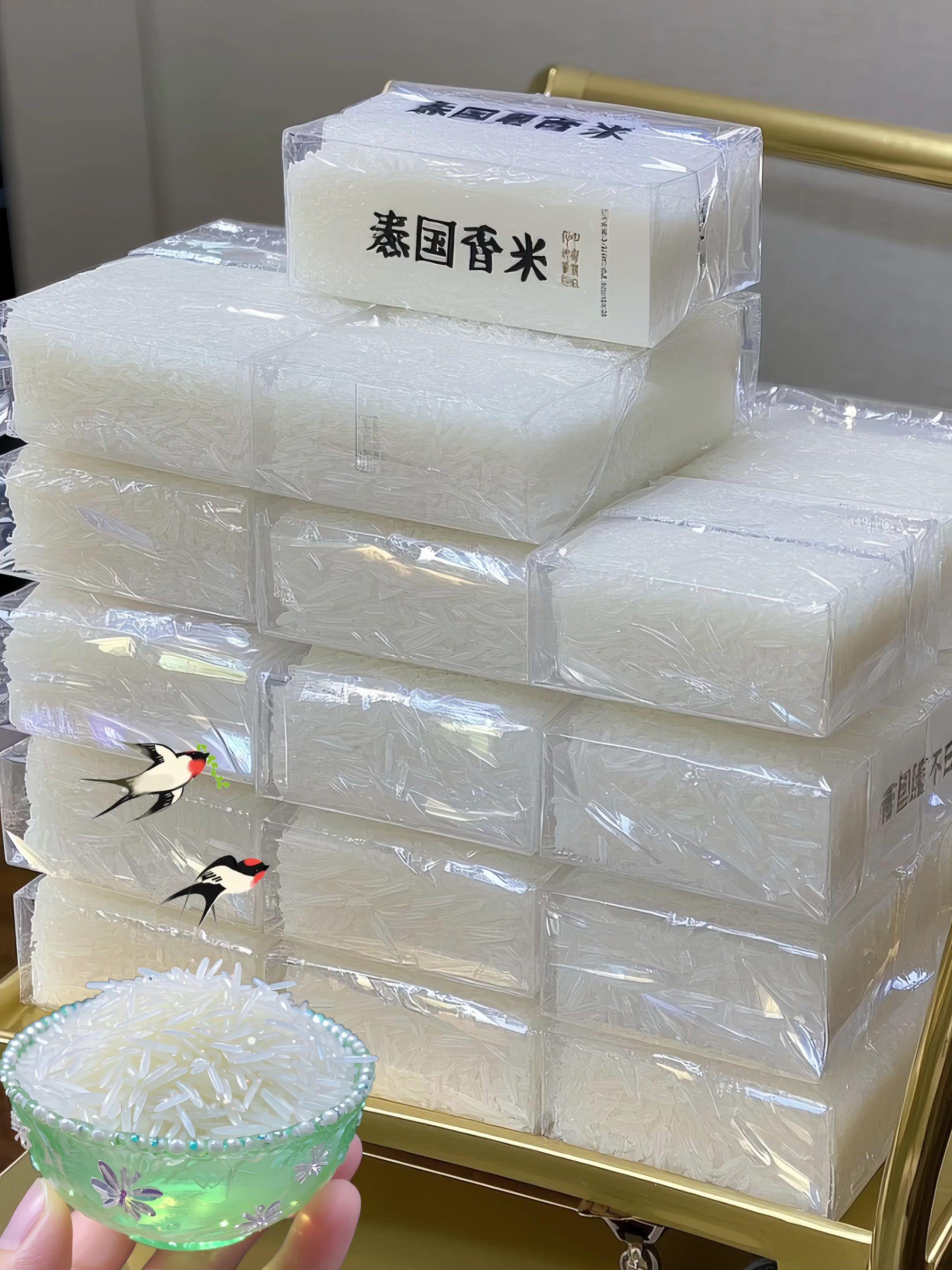 暮色漫进厨房时,终于寻到这袋让人心动的米——泰甄猫牙茉莉香米,连挑食的毛孩子都绕着饭锅转,一口便爱上。 它的模样先叫人惊艳:每粒米都修长如新月,裹着天然的莹润光,像把夜露浸润的珍珠,轻轻铺进白瓷碗里。待蒸锅冒起白汽,茉莉的柔香便混着稻米的暖香漫出来,钻进鼻腔时,连呼吸都变甜了。 送进嘴里更觉惊喜,软糯里藏着刚好的嚼劲,清甜的米香在舌尖慢慢化开,软却不烂、粘而不腻,不用配菜,空口吃也能把两大碗吃个精光。 如今家里的饭香成了日常,老人捧着碗说有老味道,孩子追着添饭,连嘴刁的朋友尝过,都急着问链接。这哪里是普通的米,分明是把烟火气酿成了诗意。 #大人孩子都爱吃#长粒香大米#妈呀太香了#好吃到停不下来#猫牙米