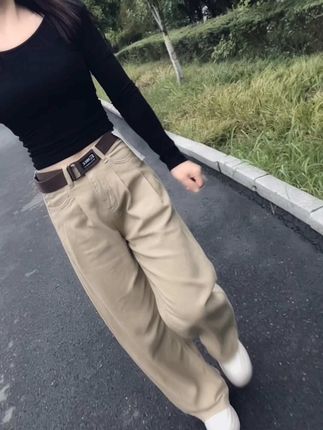 圈子越来越小,话也越来越少,有人称之为成熟,有人称之为孤独,而我觉得这叫看透,独处是为了不陪别人演戏,不争是为了放过自己的内心,生命几许要遵从自己,圈小、事少、挺好;一个人最好的状态就是孤独、安静、自由且清醒...#穿搭 #显瘦穿搭