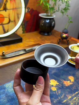 大捡漏,原先好几十的纯钛茶漏,现在才二十多,钛金属用作茶具那真是特别好,有不生锈耐腐蚀,坚硬度堪比龙鳞,又薄又轻还好用,不夺茶汤口感,优点很多!你看怎么倒它都不堵不塞,一千多孔不管你用盖碗还是茶壶,都能让你品尝到清澈的茶汤,提升口感美,又搭配可蓄水底座,高级感拉满,还可洗茶淋茶轻松自如,淋泡小青柑也好用,这么好的茶漏真是不买都不行了,强烈推荐!#纯钛茶漏#茶漏 #茶具 #茶滤 #召唤茶友