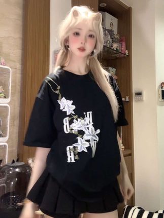 把夏季的花花穿身上也太好看了吧 #短袖t恤 #ootd穿搭 #男女同款 #高级感穿搭 #夏季穿搭