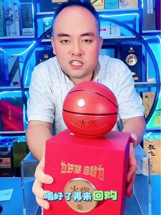 五粮液火爆组合运动主题白酒礼盒精选粮谷、循古法酿造,52度经典浓香酒体澄澈,入口绵甜净爽。礼盒三件套巧融足球、篮球、羽毛球元素,独立包装简约大气,细节尽显质感。无论是自饮享活力风味,还是送礼传递独特心意,都别具一格,诠释品质与活力生活。#好喝不贵 #口粮酒 #纯粮酿造 #纯粮食酒 #好酒推荐