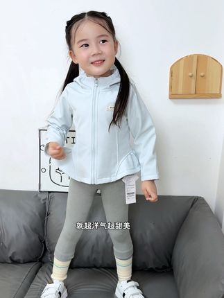 #笛莎 超洋气三防公主风加绒冲锋衣,上身好看又有质感,内里加绒舒服又保暖,三防面料超好打理,低饱和度蓝显白又高级!#高品质童装#生女儿就是用来打扮的#女童穿搭#女童外套