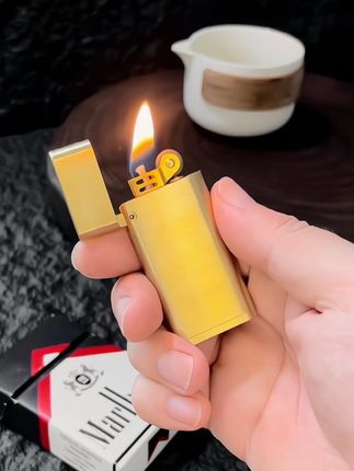 一整块黄铜掏空做的煤油打火机,简简单单的外观没有任何花里胡哨的装饰,真的太有质感了!#打火机 #煤油打火机 #黄铜打火机 #高级感 #简单大方