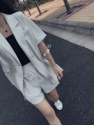 “我以为我到了三十多岁会浓妆艳抹,高跟鞋,但我现在还是一身休闲装,平底鞋,还带着二十岁的小脾气,任性里夹着成熟…#显高显瘦显腿长 #高级感穿搭 #夏季穿搭
