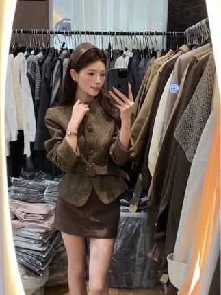 一眼心动!重工长袖外套+高腰A字半身裙 遮肉显瘦,穿出好比例,谁穿谁好看! 百搭实穿,通勤约会都能轻松拿捏! 高级感满满,早秋必备!#早秋冷冽又随性的气质穿搭 #琥珀系拉抽屉变装 #早秋高智感职场穿搭 #早秋穿搭三分钟出门不是梦