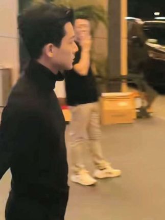 就是这身高领黑衣 又想起这曲子,绝配 #张晚意 #帅炸了 #张晚意花儿与少年 #好man