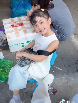 #祁隆新歌我想去一个地方 我想要去一个地方,哪里没有烦恼和忧伤,咱爸说:娶我 你家的蔬菜他包了😎#记录我的生活 #摆地摊