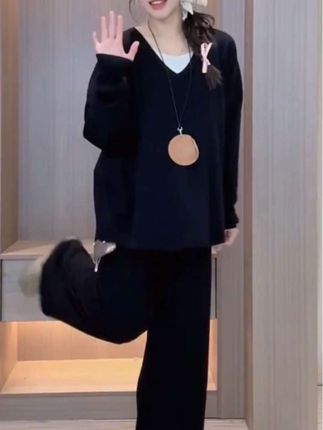 #无限回购的宝藏单品 姐妹们孕期穿这种休闲套装真的太舒服了,而且它还是韩版的宽松阔腿裤设计,穿上身特别显瘦又洋气,完全不像是一套孕妇装。这套衣服的面料也很不错,穿上很舒服透气,不管是出门逛街还是在家休息的时候都能穿。喜欢这种休闲风格的孕妇姐妹们赶紧入手一套吧!#孕期穿搭#孕妇装##孕妈穿搭 最美孕妇 #时尚孕妇装 #孕妇套装