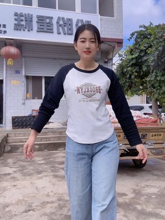 谁穿谁好看的长袖正肩T恤,尤其是微胖的姐妹穿起来显瘦又好看,重要的是下摆弧形设计可以遮肚子遮屁屁还显腰型,面料柔软细腻还有弹性,上身很舒适,质量也是杠杠滴好👍,喜欢的姐妹闭眼入#面料柔软舒适#正肩显瘦#显瘦上衣#谁穿谁好看#好穿还不贵