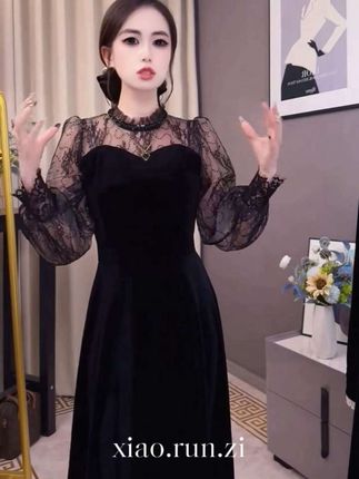 姐妹们快看这条超美的连衣裙,简直太漂亮了!它是那种很显女人味的版型,而且特别修身,身材包容度很高,不管你是腰粗还是胯宽,都能轻松驾驭,上身效果超级赞!#高端大气 #女人味穿搭 #在抖音入手的好东西 #无限回购的宝藏单品 #摆脱路人感的小个子女生穿搭