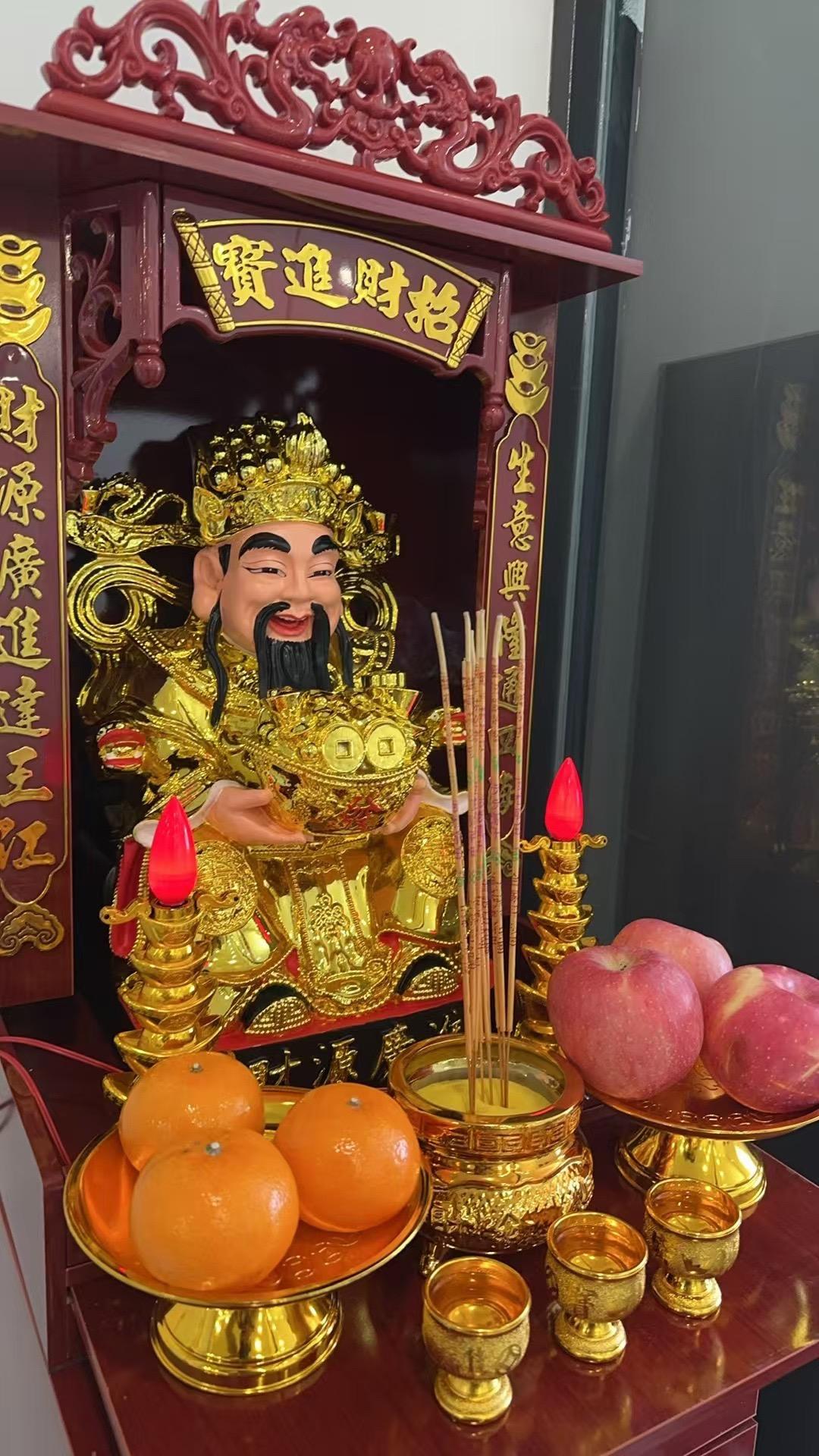 财神爷摆件。愿世间所有人衣食无忧。 愿所有人的付出都能得到对等的回报。 #祈祷平安健康 #平安喜乐 #国泰民安祈福 #大吉大利 #生意兴隆财源滚滚