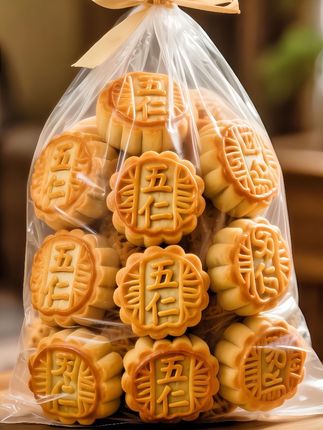 记忆中老五仁月饼、裹着饱满的五仁——杏仁脆、核桃香、芝麻醇,混着青丝玫瑰的清甜。咬开是小时候的味道,不齁甜,越嚼越香。配杯热茶,中秋的暖就来了。经典老手艺,每块都实在!#月饼 #五仁月饼 #传统糕点 #手工老式正宗五仁月饼 #老五仁月饼