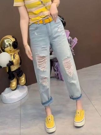 姐妹们,这条裤子真的太好看了!它是那种高腰的设计,穿上之后显得腿特别长,而且还是这种宽松版型的,不管你是大腿粗还是小腿粗,或者是肚子上有肉肉的,都能给你遮住。关键是它还很百搭,可以配T恤、配衬衫、配短袖都可以#女装#穿搭#牛仔裤#时尚女装#好穿又好搭