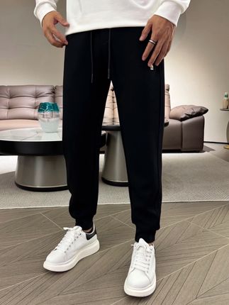 兄弟们~男人买裤子就一定要买这种显高显瘦的!这条春季新款的小脚裤简直太帅了,不仅显高显瘦,还特别百搭,不管是搭配T恤还是衬衫都超好看,而且它是那种很透气的料子,上身完全不会闷热。#男装裤子 #休闲卫裤 #男士休闲裤 #百搭神裤 #男裤