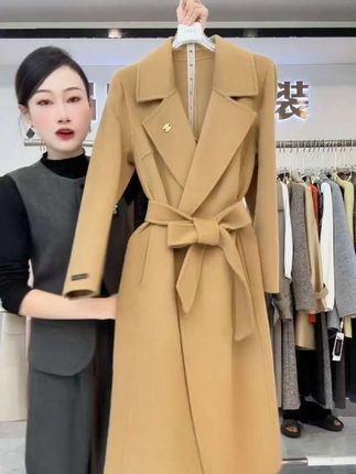 “大衣一裹,气场全开,正如古人云:‘人靠衣装,佛靠金装。’🧥✨ #高级感穿搭 #秋冬必备”