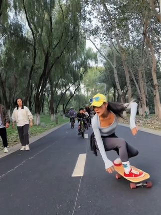 43岁滑板人精神状态! #运动女孩 #我的运动日常 #滑板日常 #陆冲教学 最喜欢的就是自由浪感这一款