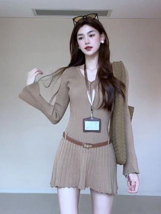 针织裙女秋季新款长袖微喇纯色时尚百搭复古气质修身#百褶连衣裙#针织裙#气质穿搭#早秋穿搭#穿搭不重样