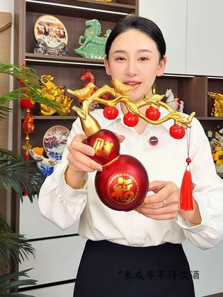 杏花村喜上枝头收藏酒,内装53度清香型纯粮发酵好酒,精美红色礼盒装,既是美酒又是工艺品,适合送人送礼,收藏摆柜,高端又大气!#好酒推荐 #清香型白酒 #摆件酒 #高端大气 #纯粮白酒
