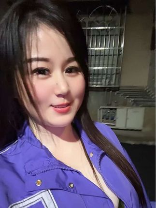 晚上外面冷,穿了件儿子衣服俏皮一下😂