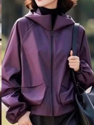 哎, 你看我今天只花三十多块钱买了一件超洋气这个冲锋衣外套, 查现在是新品冲销量啊, 才三十多块钱。#158小个子穿搭 #气质穿搭 #外套 #谁穿谁好看 #休闲减龄穿搭