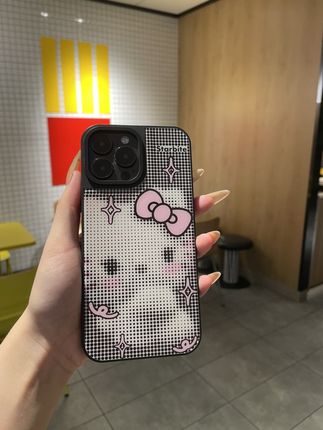 听说最近很流行这个波点凯蒂猫手机壳,它是这种玻璃背板的设计,拿在手上巨舒服,而且它的镜头做了全包加高,可以很好的保护我们的摄像头,平时我们出门放在口袋里也不用担心会刮花。边框还做了一圈的包边,这样就不用担心会磨损到我们的侧边了,喜欢的赶紧冲!#手机壳推荐 #简约时尚手机壳 #仙女必备手机壳 #KT猫手机壳 #颜值高