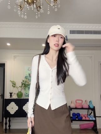 姐妹们新款上线,既能运动瑜伽穿又能日常穿搭可内搭可外穿的长袖T恤,上身舒服又好看,很推荐哦!#小个子穿搭 #长袖T恤 #秋季上新