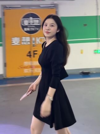 一生有几个瞬间,心是热的,话是真的,爱是不必权衡利弊的。#气质穿搭 #小个子穿搭 #小黑裙 #通勤搭配 #御姐风