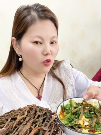 #✅ 万能干豆角,怎么做都好吃! 炖肉、炖汤、炒菜、包包子,样样绝了! 口感筋道有嚼劲,吃一口就爱上! 价格超实惠,还包邮到家! 囤上这好货,厨房小白也能变大厨! 这文案够吸引眼球吧?如果需要,我还可以帮你写几个不同风格的宣传标题,让你的产品在朋友圈里更突出。需要吗