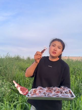 一口牛肉干,满嘴草原香。,嚼劲无敌棒,美味难抵挡。,舌尖在狂欢,味蕾在绽放。,快来尝一尝,从此难忘怀,#内蒙古美食 #牛肉干