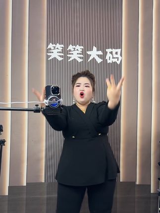 我该如何写我呢?写我在烟火红尘里谋生,在沧桑流年里寻梦,现在的我,成熟了许多,也沉默了许多,我很坚强,但我的坚强藏着许多脆弱,我很懂事,但我的懂事藏着许多委屈,我很乐观,可我的乐观藏着许多落寞...@抖音小助手