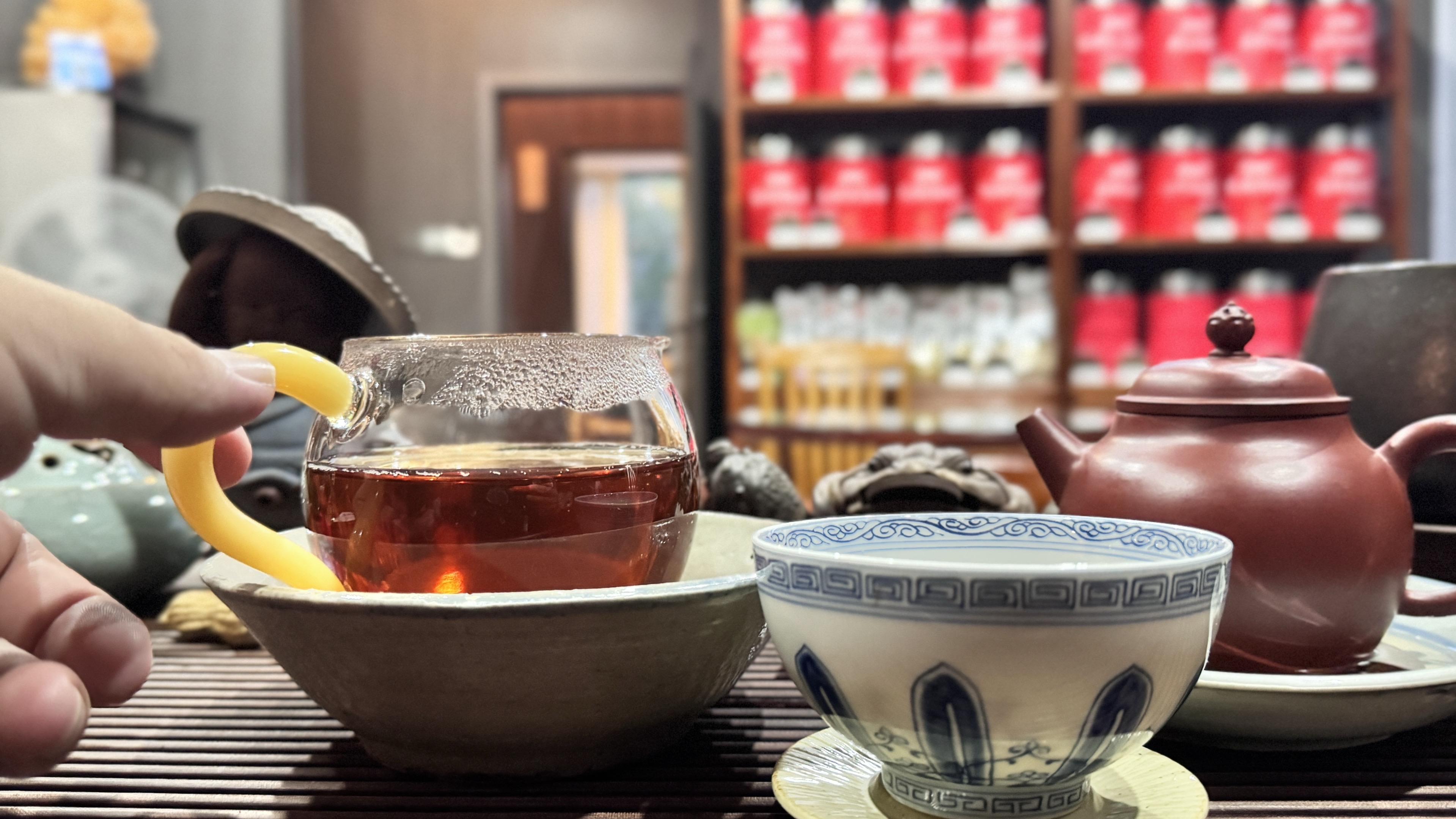 茶人的又一天,一壶一茶一世界!17年开茶馆时定制的一款布朗山熟普,选的12年原料,藏了13年的布朗山熟茶终于开汤,茶汤红浓如琥珀,入口是岁月沉淀的醇厚,尾韵还带着一丝的杏仁香,这口陈香,懂的都懂~
