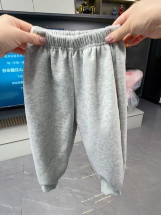 姐妹们,终于找到这种可以当校服裤穿的裤子了! 天冷孩子上学穿它真的太舒服了,棉质面 料柔软亲肤又透气,裤腰弹力大,不勒小 肚子,深裆设计不掉裆,整条裤子都有弹 力,真的是好穿又好搭。#百搭穿搭 #百搭裤子 #儿童 #休闲裤 #加绒保暖