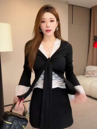 2025早秋新款法式纯欲甜辣蕾丝拼接长袖修身显瘦绑带女T恤 #蕾丝上衣 #显瘦穿搭 #谁穿谁好看 #早秋显身材平价上衣合集 #琥珀系拉抽屉变装