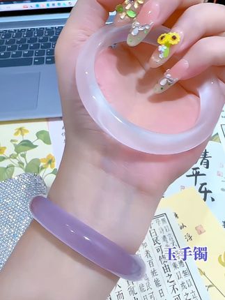 手链赛道文案素材 - 黄黑皮别乱戴深色厚玉镯!显暗沉还容易显老✨
这支冰润玉镯才是黄皮天菜
清透温润柔光,巧妙中和手上黄气
素颜佩戴也衬肤色,自带清冷温婉气质
长裙、通勤装、日常休闲随便搭
单戴素雅大方,搭配细手链叠戴更出彩
质地扎实耐磕碰,做家务戴着不用频繁摘取
#玉手镯#手镯推荐#平价玉镯#宝藏饰品@DOU+小助手 - 雨露爱分享作品