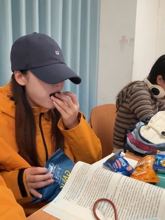 最后一排已经成了穷光蛋的舒适区了,天天在后面跟土皇帝一样 谁能来管管她#认真学习 #把知识装进脑袋 #真实还原 #穷光蛋蛋