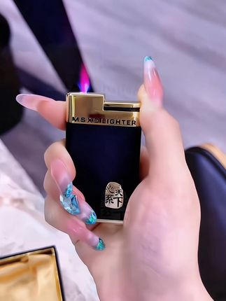 心系天下超薄高端#打火机 防风红焰充气经典磨砂#玩个很新的东西 #送男朋友礼物 #是时候安排一下了