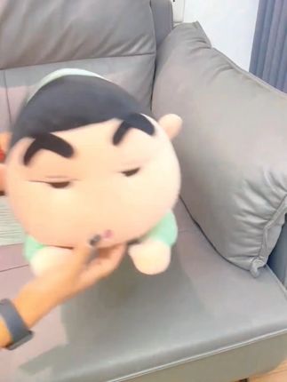 蜡笔小新抱枕来咯~#蜡笔小新 #大人也要玩玩具 #抱枕 #能玩一整天的玩具 #蜡笔小新抱枕玩偶