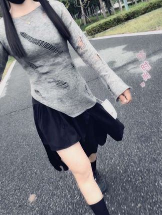 “爱你的人满眼都是宠溺与心疼,不爱你的人满眼都 是欲望和要求”#日常穿搭时尚#早秋高智感职场穿搭 #辣妹穿搭#早秋穿搭公式来了#早秋基础款穿搭