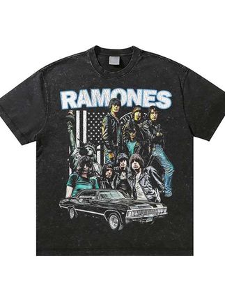 T恤正面印有美国传奇朋克摇滚乐队雷蒙斯( Ramones),采用做旧水洗工艺,模拟复古磨损质感,是朋克、复古风格服饰常见的设计手法,既保留经典感又增添潮流属性。
