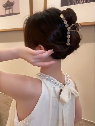 #创作灵感 #头饰发饰 #抓夹 #优雅气质 #美出高级感 @DOU+小助手