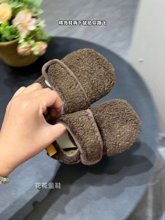 天呐!给娃入的这双地板鞋也太绝了~满满当当的密实绒绒,软乎乎Q弹弹,在家穿既保暖又跟脚,怎么蹦跶都不掉!秋冬在家给娃安排上,舒服到不肯脱~#宝宝地板鞋 #母婴好物 #秋冬儿童鞋